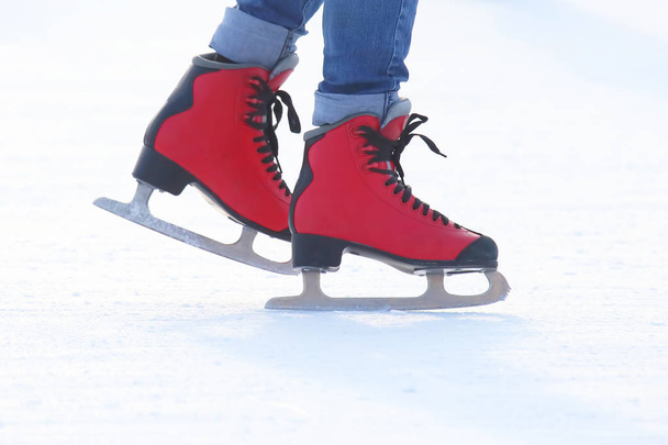 Voeten van mensen schaatsen op de ijsbaan - Foto, afbeelding