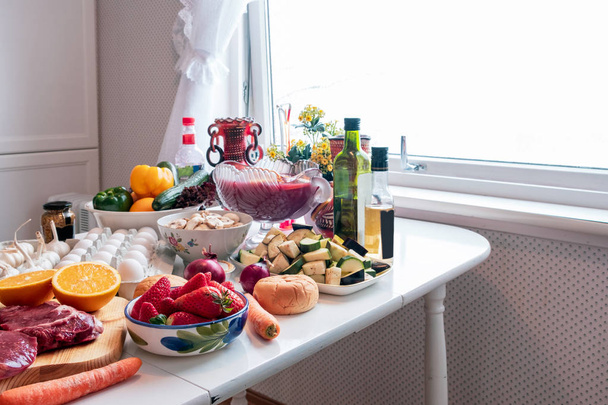 Ingrediente con muchos alimentos, verduras, frutas preparándose para el din
 - Foto, imagen