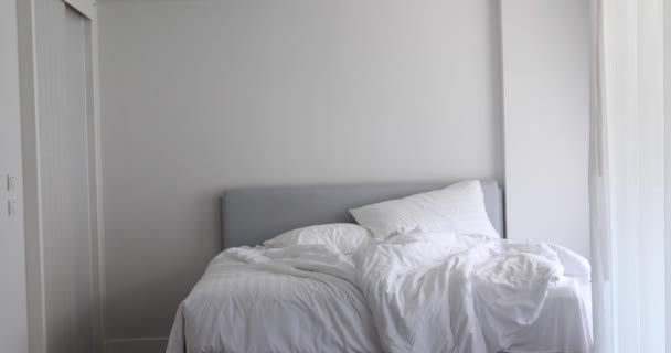 Ungemachtes Bett mit weißer Bettwäsche - Filmmaterial, Video
