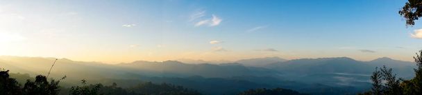 montagne panoramique avec arbre au coucher du soleil ou au lever du soleil
 - Photo, image