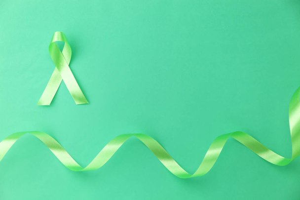 Zöld szalag a háttérben Lymphoma rák és a mentális egészség  - Fotó, kép