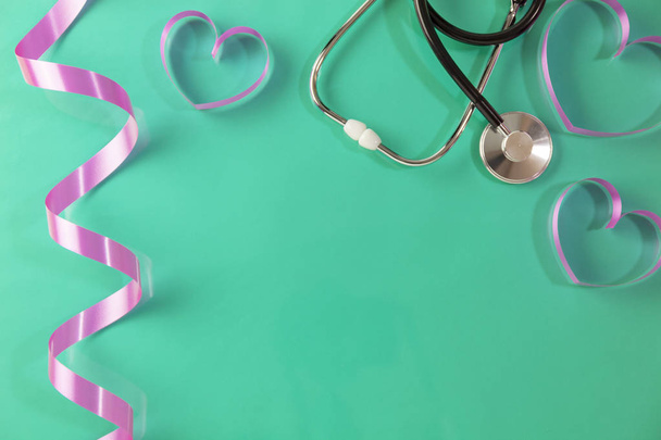 Dia Mundial da Saúde fundo, Estetoscópio e coração de fita rosa
  - Foto, Imagem