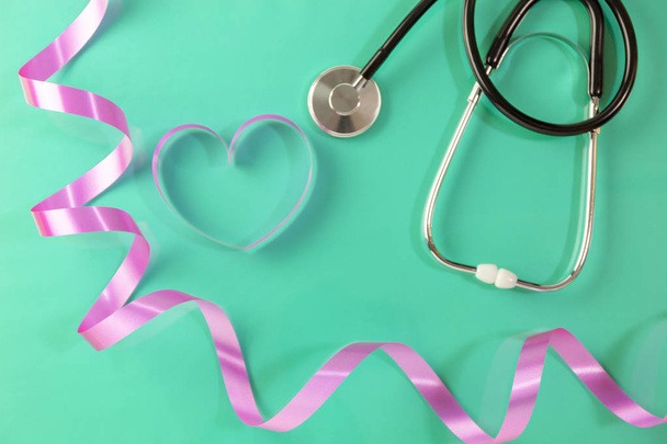 Всесвітній день здоров'я фон, стетоскоп і серце з рожевої стрічки
  - Фото, зображення