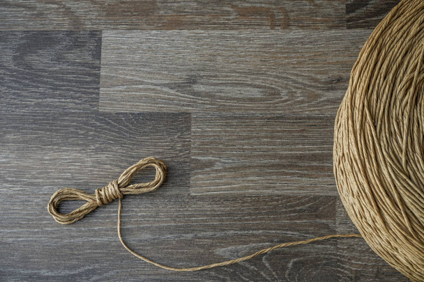 Vieille corde de coton utilisée pour faire de fortes boucles utilisées sur les navires
 - Photo, image