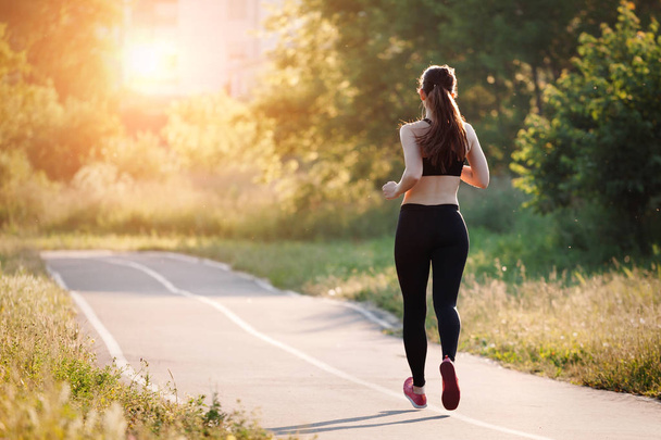 young woman running in park - Fotografie, Obrázek