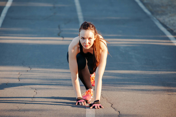 Young athletic woman preparing for race - Foto, Imagen