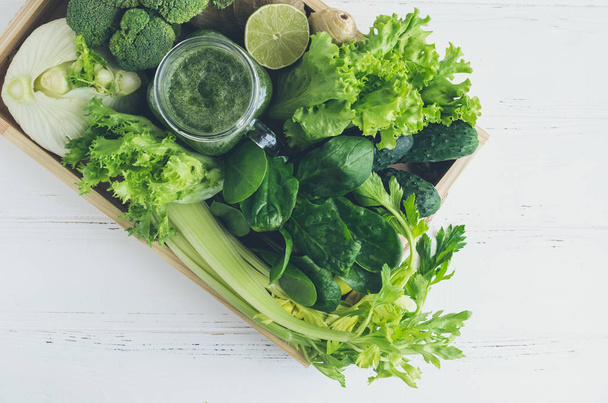 Jugo de verduras verdes saludables
 - Foto, imagen
