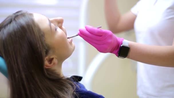 Fiatal nő beszél a fogorvosával a fogorvosi szobában, női fogorvos - Felvétel, videó