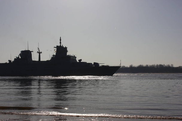 Военный корабль у реки Эльба
 - Фото, изображение
