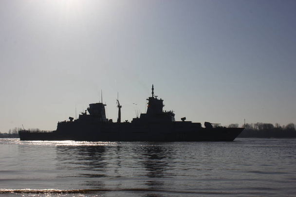 Πολεμικό πλοίο στον ποταμό Έλβα - Φωτογραφία, εικόνα