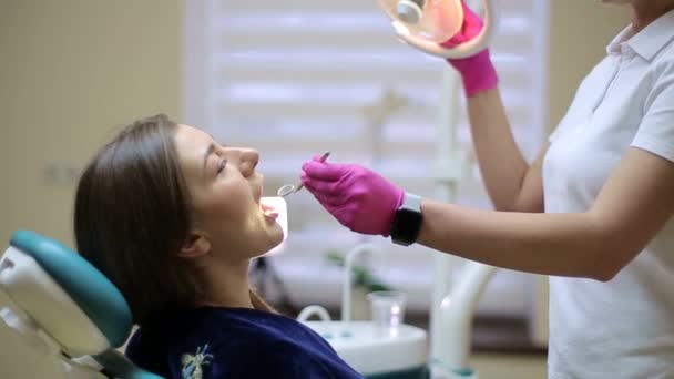 Здоровые зубы пациента в кабинете стоматолога профилактика кариеса - Кадры, видео