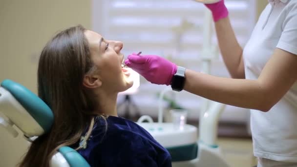 Zdrowe zęby pacjenta w gabinecie stomatologicznym profilaktyka próchnicy - Materiał filmowy, wideo