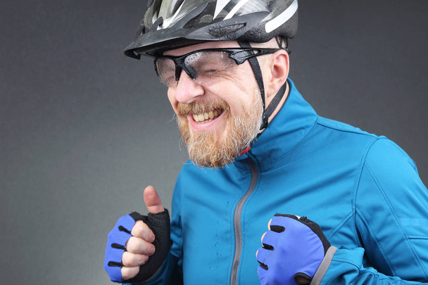 retrato del feliz ciclista barbudo riendo
 - Foto, Imagen