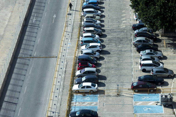 Malaga, İspanya, Şubat 2019. Üstten Görünüm Park, arabalar, yollar. Park yerleri engelliler için. - Fotoğraf, Görsel