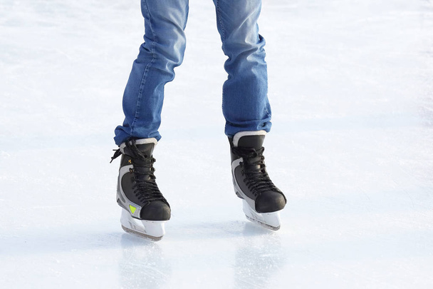 Pies de gente patinando en la pista de hielo
 - Foto, Imagen