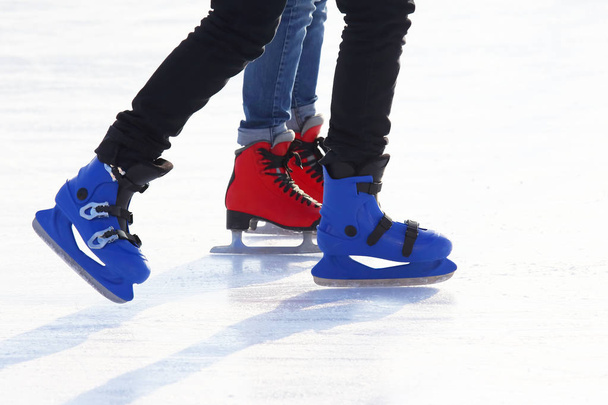 Pies de personas patinando en una pista de hielo de la calle
 - Foto, Imagen