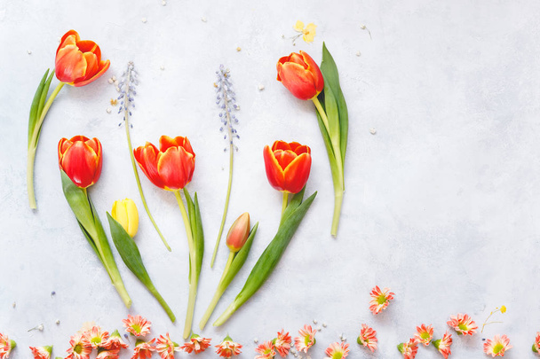 Frühling blumig. bunte frische Frühlingsblumen wie Tulpen und Hyazinthen auf lackierter Oberfläche. Ansicht von oben, Leerraum - Foto, Bild