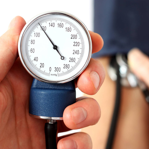 Pomiaru prawidłowego ciśnienia krwi - Zdjęcie, obraz