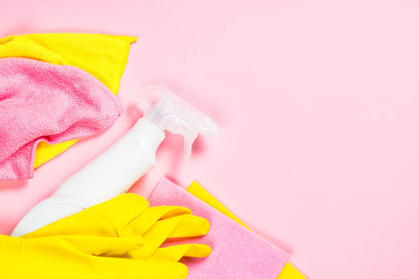 洗浄スプレー、布とピンクの背景の手袋. - 写真・画像