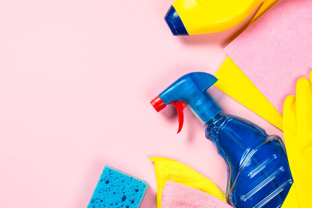 Προϊόν καθαρισμού, οικιακής χρήσης σε ροζ κορυφαία προβολή. - Φωτογραφία, εικόνα