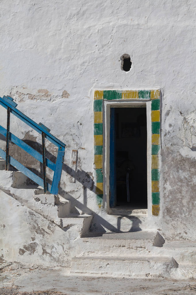Fehér fal és a nyitott ajtó, Marokkó - Fotó, kép