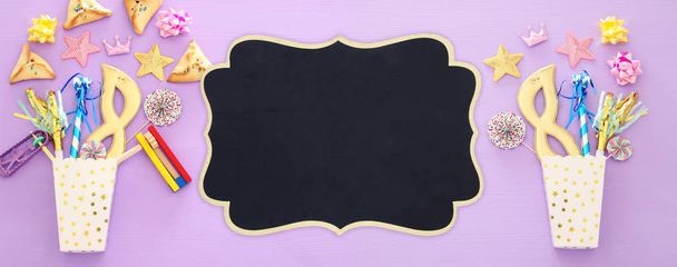 Purim celebration concept (jewish carnival holiday) over wooden pink background. Banner. - Foto, afbeelding