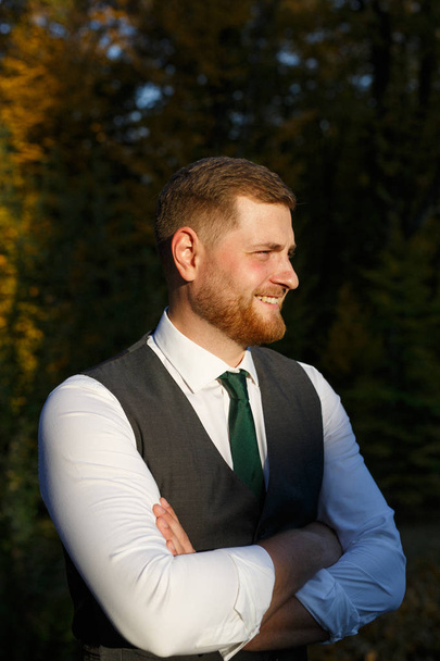 portrait of a handsome young man in a suit - Foto, Imagen