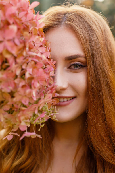 hermosa joven con el pelo largo en una corona de flores - Foto, Imagen