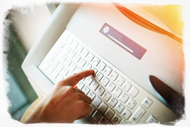 Efeito de moldura vintage Usando o teclado ATM moderno pressione T letra
 - Foto, Imagem