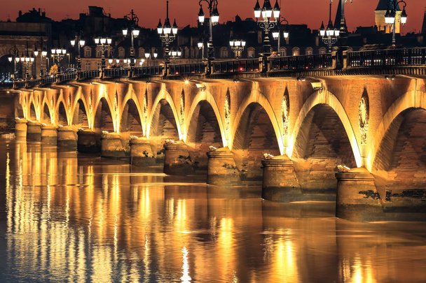 Kamienny most Pont de Pierre brzegiem rzeki Garonny w Bordeaux - Zdjęcie, obraz