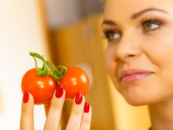 Woman hand holding tomates - Foto, Imagen