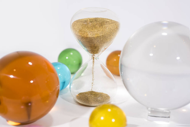 Abstracción de tiempo. Bolas de vidrio con reflejos de reloj de arena
. - Foto, imagen