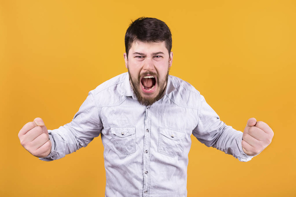 agressieve man schreeuwen  - Foto, afbeelding