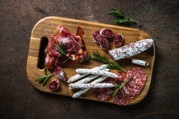 Antipasto - carne en rodajas, jamón, salami top view
. - Foto, Imagen