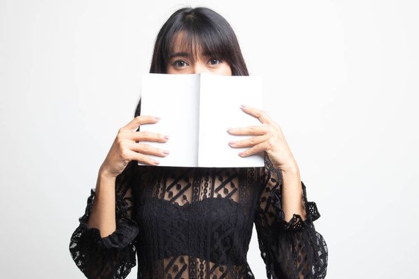Young Asian woman with a book cover her face. - Foto, afbeelding