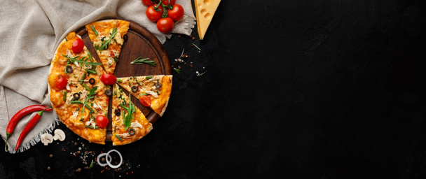 Maukas pizza vihanneksia ja yrttejä leikkuulaudalla
 - Valokuva, kuva