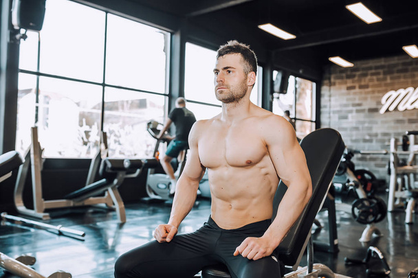 Determined muscular man working out in gym  - Foto, afbeelding