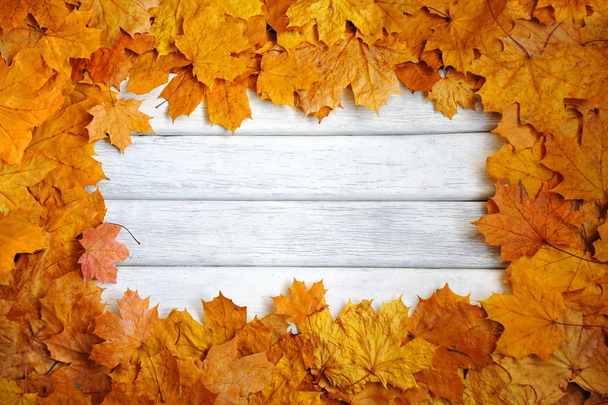 Keret őszi, sárga levelek, fehér, fa felületre. őszi háttér. - Fotó, kép