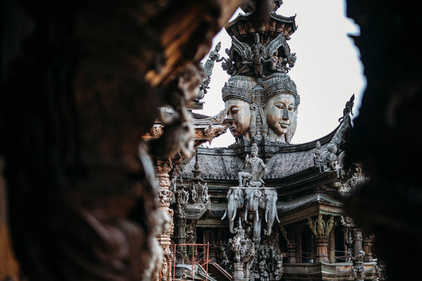 Sanctuary of Truth is a temple construction in Pattaya, Thailand. The sanctuary is an all-wood building filled with sculptures based on traditional Buddhist and Hindu motifs. 2018 - Foto, afbeelding