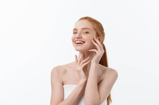 Hautpflege Schönheit Frau zeigt leere Handfläche mit Kopierraum für Produkt. aufgeregt lächelnd kaukasische weibliche Schönheit Modell isoliert auf weißem Hintergrund. - Foto, Bild