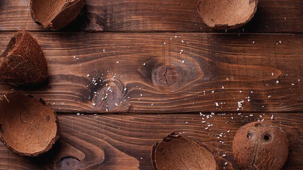 Conchas de coco vazias em uma mesa de madeira
 - Foto, Imagem