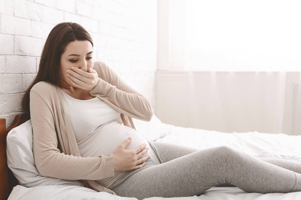 Hamile kadın sabah bulantı yatakta acı - Fotoğraf, Görsel