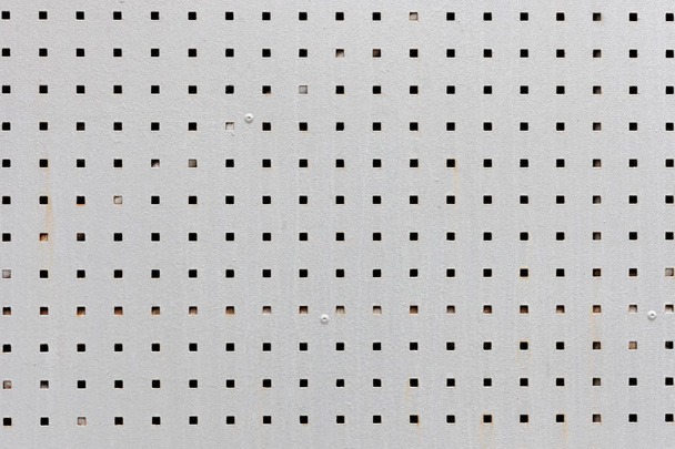placa de metal cinza com buracos negros quadrados. textura de fundo para design
 - Foto, Imagem