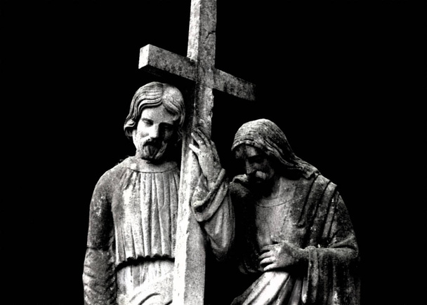 イエス キリストと十字架の近くの弟子。苦しみの道 - 写真・画像