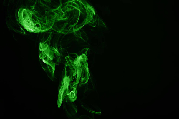 Green smoke on black background - Foto, afbeelding
