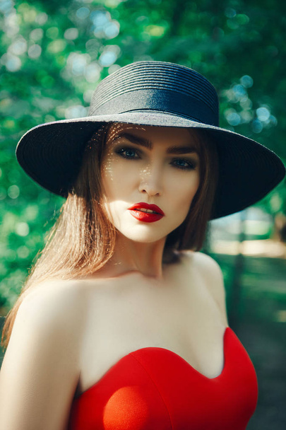 Senhora bonita está posando em um vestido vermelho sexy
 - Foto, Imagem