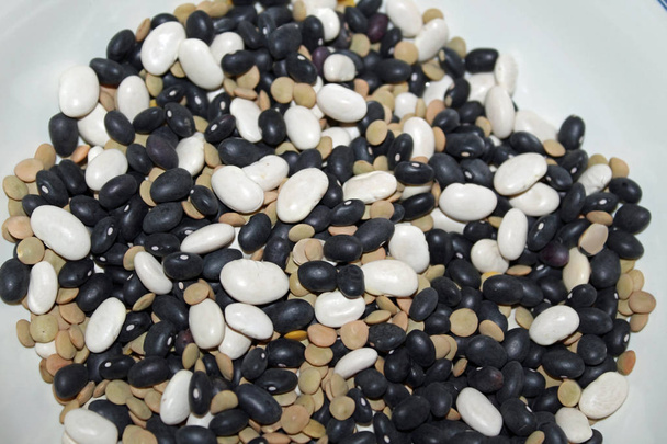 Směs černých fazolí, bílých fazolí a čočky - Fotografie, Obrázek