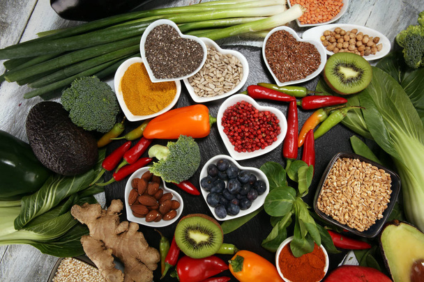 Здоровое питание чистый выбор еды. фрукты, овощи, семена,
 - Фото, изображение