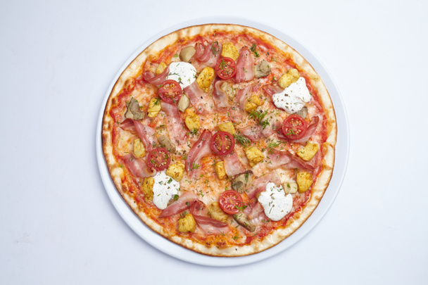 смачна піца зі скибочками бекону на білій тарілці, крупним планом
  - Фото, зображення