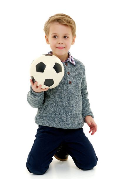 Mały chłopiec bawi się z piłki nożnej. - Zdjęcie, obraz